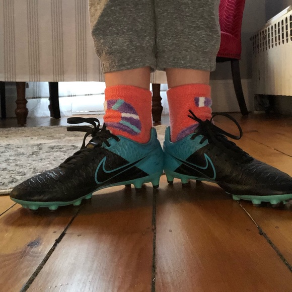 Black and blue nike soccer cleats - Picture 8 of 8